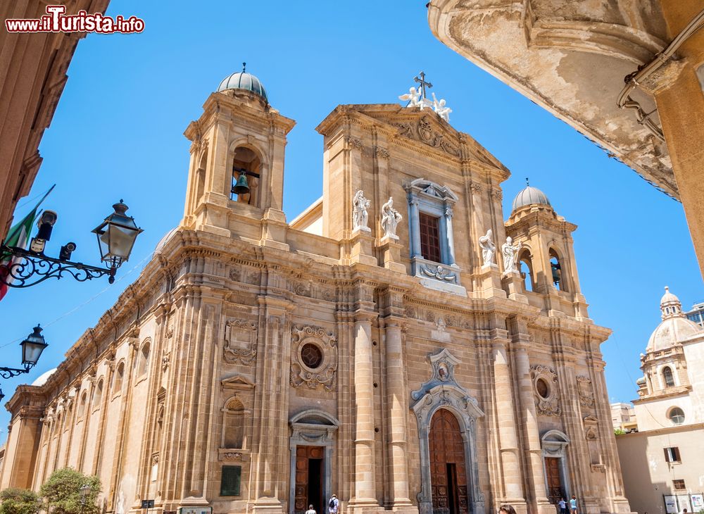 Immagine La Chiesa Madre di Marsala, provincia di Trapani (Sicilia). Chiamata in dialetto Matrice, questo edificio religioso si presenta su base basilicale con prospetto di duomo.