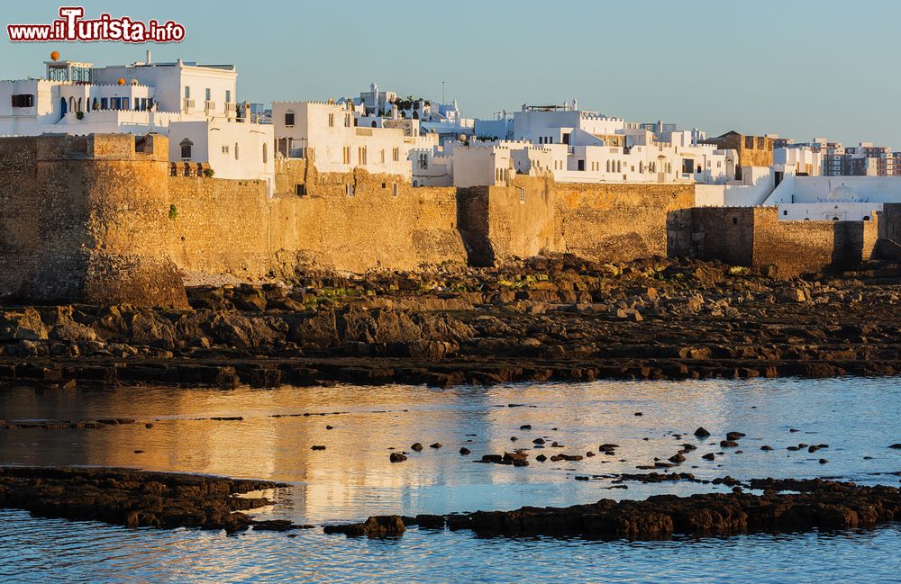 Immagine La città bianca di Asilah, Marocco. Una bella veduta dal mare di questa cittadina fortificata costruita probabilmente dai fenici come porto commerciale intorno al 1500 a.C.