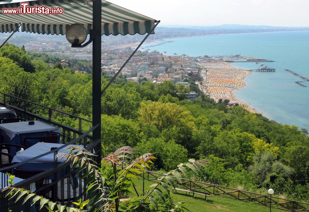 Immagine La costa di Cattolica vista dalle colline romagnole