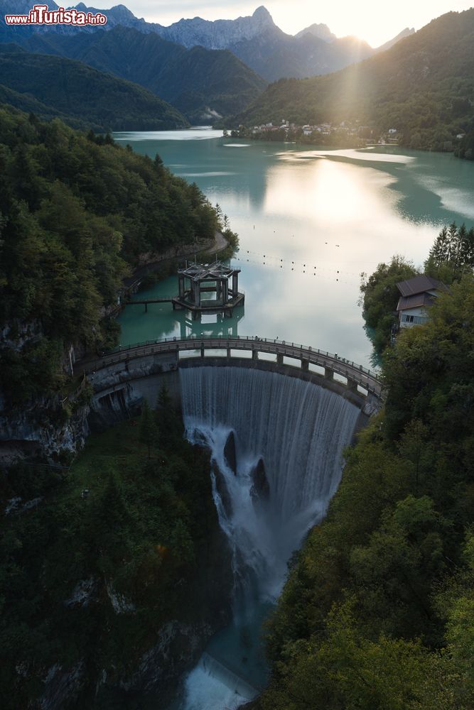 Immagine La diga sul Lago di Barcis in Carnia, Friuli Venezia Giulia