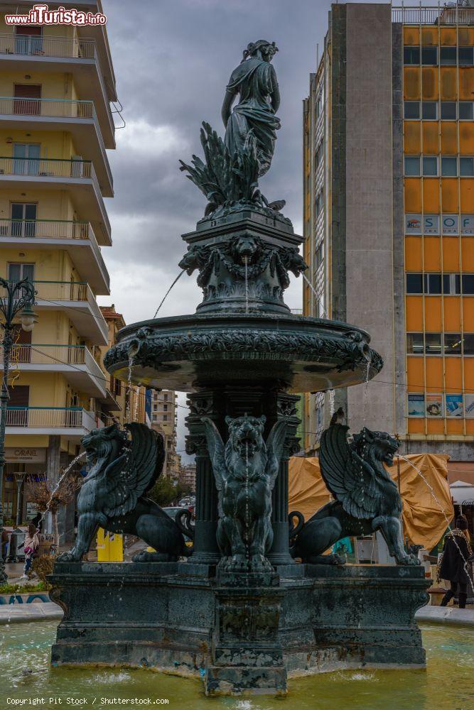 Immagine La fontana in piazza Georgiou nella città di Patrasso, Grecia. La ninfa sulla sommità simboleggia la giovinezza - © Pit Stock / Shutterstock.com