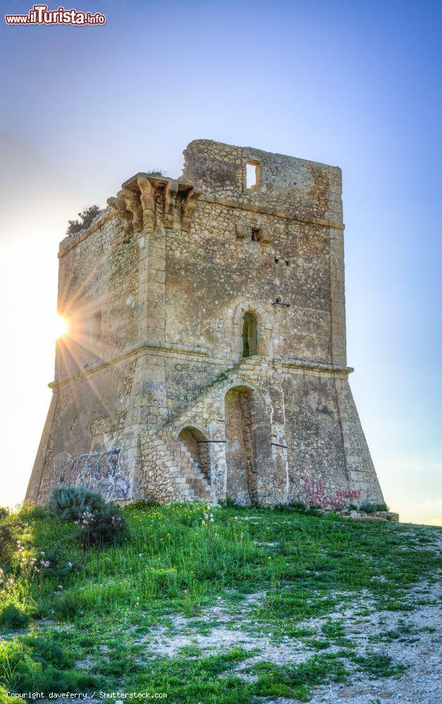 Immagine La leggendaria torre di Manfria, siamo nel territorio di Gela in Sicilia - © daveferry / Shutterstock.com