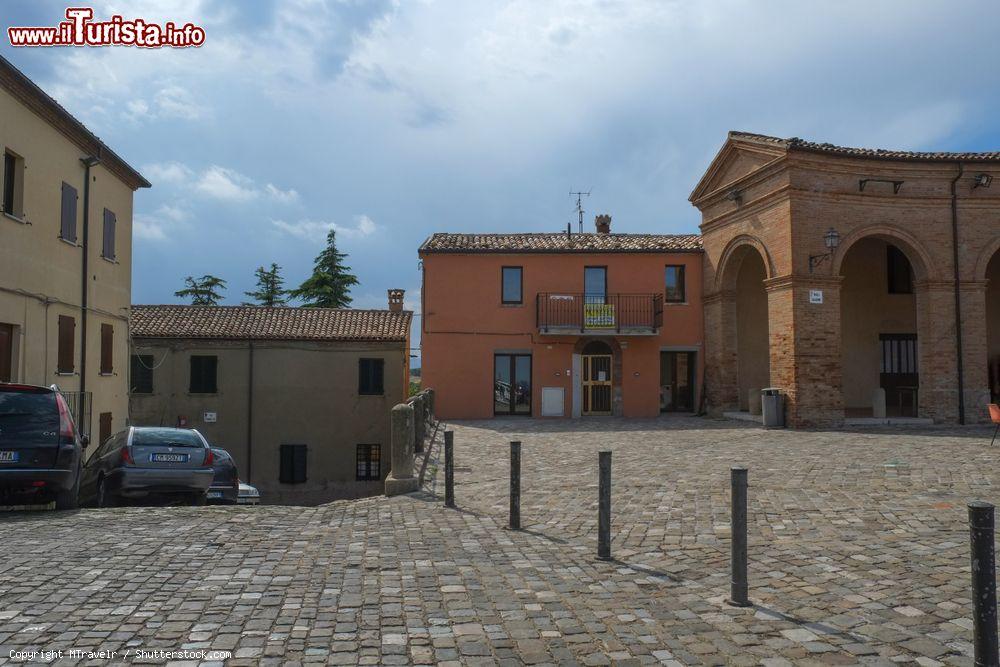 Immagine La piazza centrale di Mondaino, borgo dell'Emilia-Romagna in provincia di Rimini - © MTravelr / Shutterstock.com