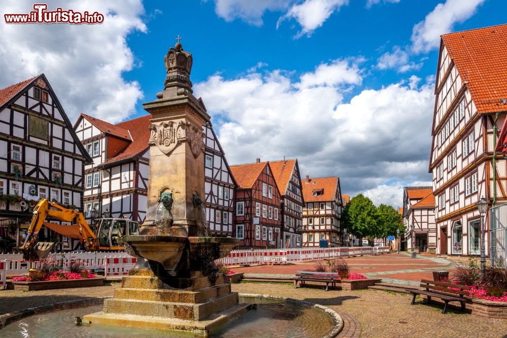 Immagine La piazza del mercato con le case a graticcio a Hofgeismar in Assia (Germania)