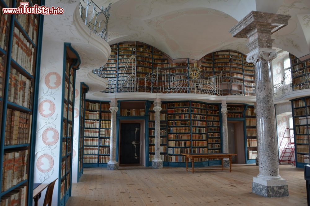 Immagine La ricca raccolta di libri all'abbazia di Einsiedeln in Svizzera.