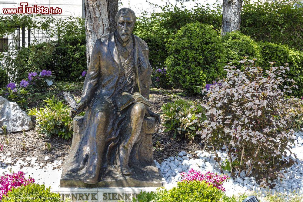 Immagine La scultura dello scrittore polacco Henryk Sienkiewicz a Vevey,  Svizzera. Inaugurata nel novembre 2006, questa statua è opera dello scultore Gustaw Zemla - © marekusz / Shutterstock.com