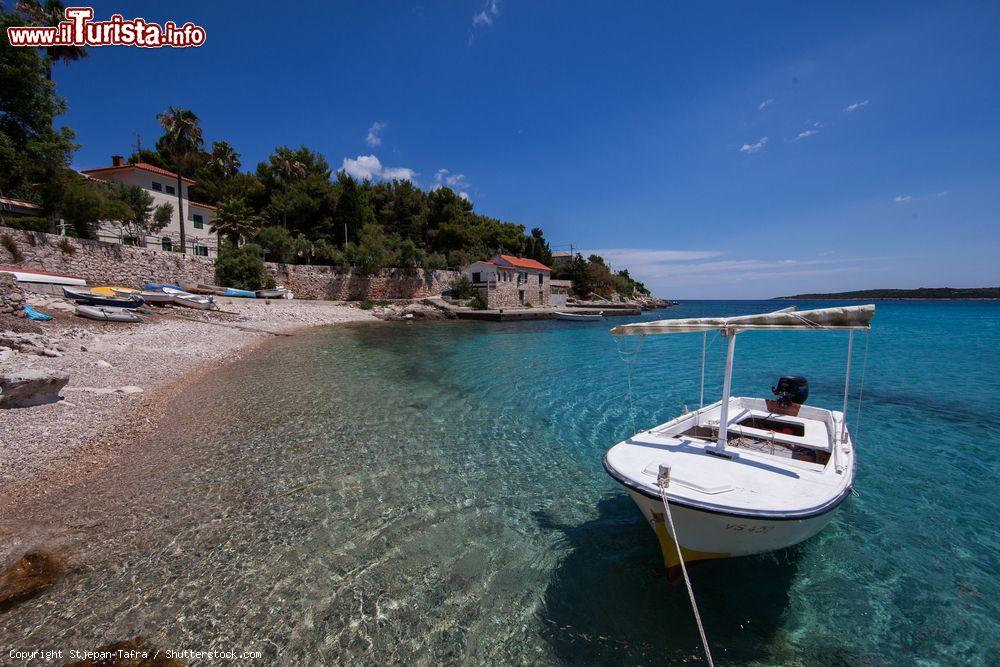 Immagine La spiaggia di Milna beach nel sud di Vis, l'isola di Lissa in Dalmazia - © Stjepan Tafra / Shutterstock.com