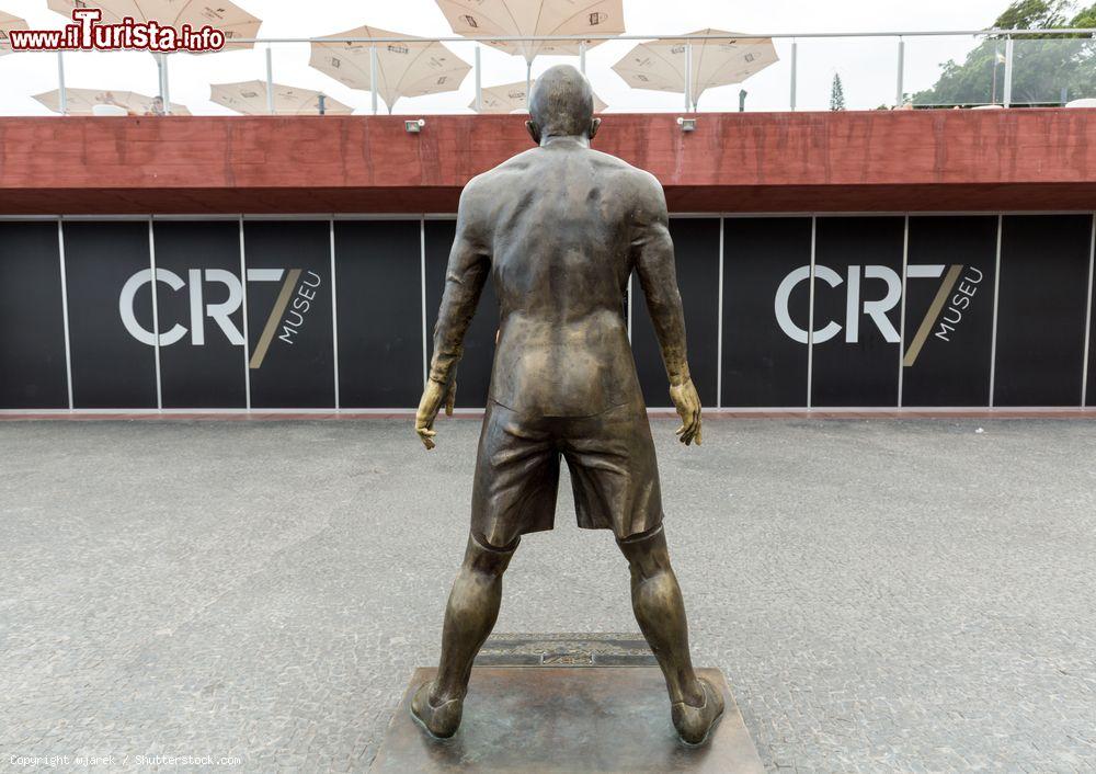 Immagine La statua di Cristiano Ronaldo all'ingresso del Museu CR7. Il calciatore del Real Madrid è nato a Funchal nel 1985 - foto © wjarek / Shutterstock.com