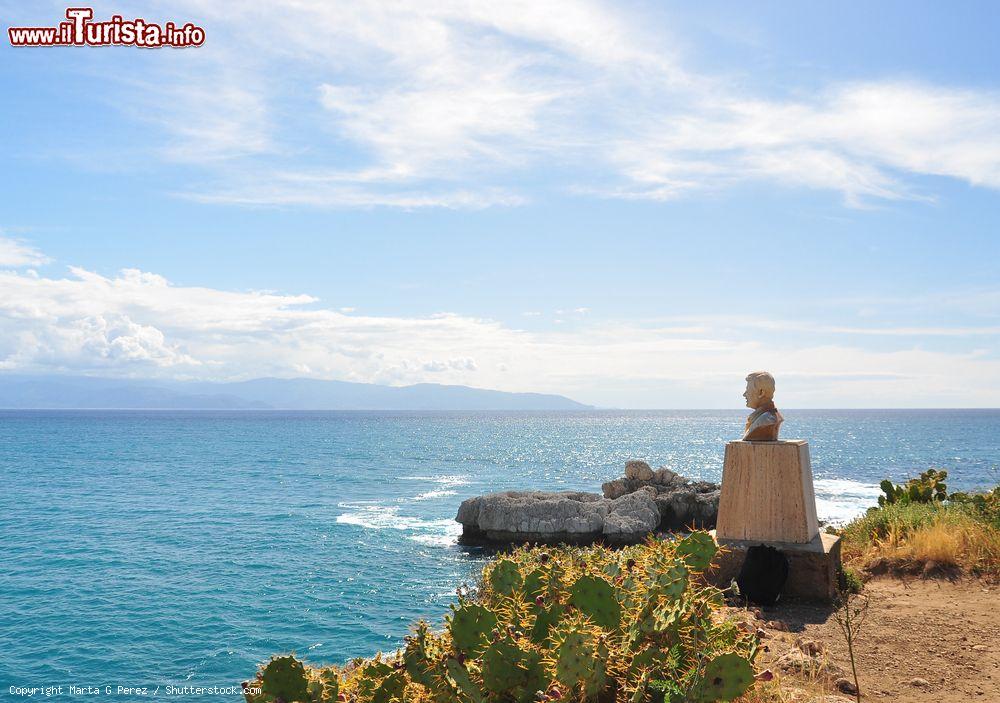 Immagine La Statua di Pippo  Delbono a Capo Milazzo in Sicilia  - © Marta G Perez / Shutterstock.com