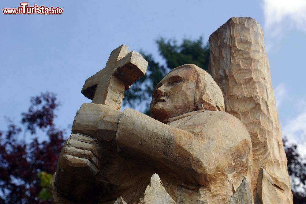 Immagine La statua in legno di una chiesa a Abergavenny, Galles, UK.