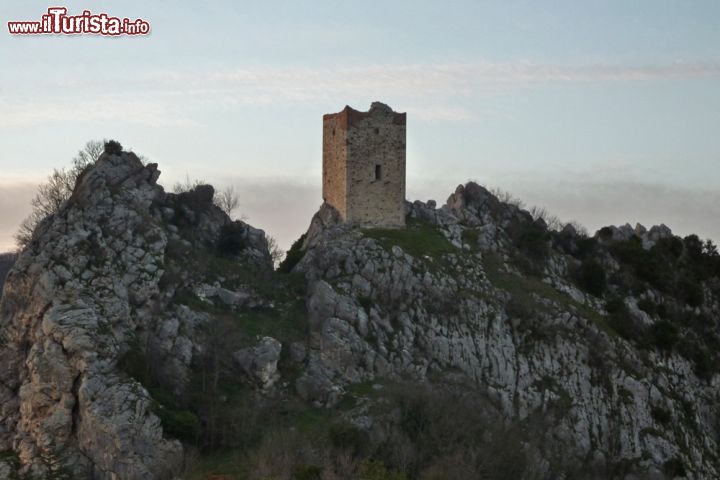 Immagine La Torre del Borgo di Oratino in Molise. E' ciò che rimane di una castello medievale che sorgeva sulle rocce a difesa della valle del Biferno - © Pietro - CC BY-SA 3.0 - Wikimedia Commons.