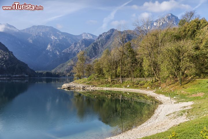 Immagine Il lago di Ledro non lontano da Riva del Garda in Trentino - © Luca Giubertoni / Shutterstock.com