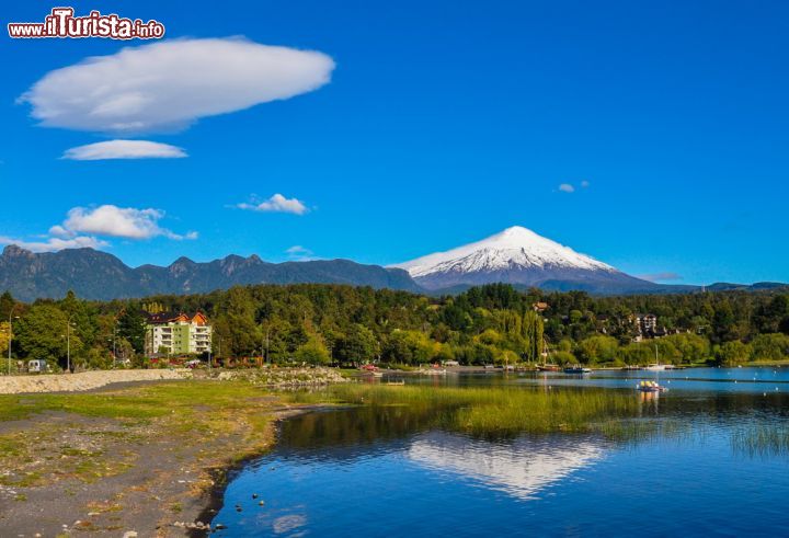 Immagine Pucon è famosa per il suo splendido vulcano, il Villarrica che si riflette in modo spettacolare sulle acque dell'omonimo lago - © Hugo Brizard / Shutterstock.com