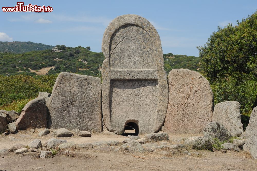 Immagine Le Tombe dei Giganti vicino a Dorgali, Sardegna. La stele centrale è alta circa 3,65 metri ed è in granito con i bordi lavorati. Le Tombe dei Giganti di S'Ena e Thomes sono uno dei monumenti più suggestivi della preistoria sarda.