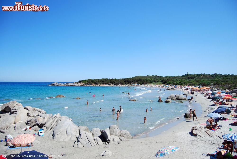Immagine Lido di Orri a Tortoli, la spiaggia piena di turisti in Agosto, e il mare limpido della Sardegna orientale - © Stefania Arca / Shutterstock.com