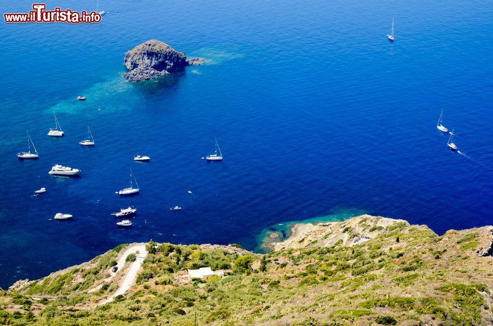 Immagine Lo Scoglio del Faraglione davanti a Punta Perciato a Salina, nei pressi di Pollara alle Eolie (Sicilia)