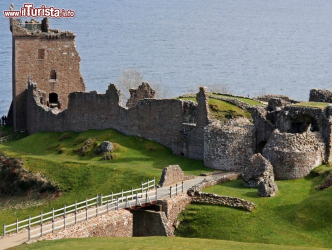 Immagine Castello di Urquhart, Inverness. Sullo sfondo il Loch Ness il lago nelle Highlands scozzesi dove si dice viva il mostro omonimo