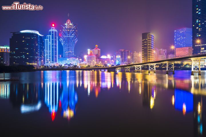 Immagine Macao, Cina: la skyline notturna della città del gioco d'azzardo