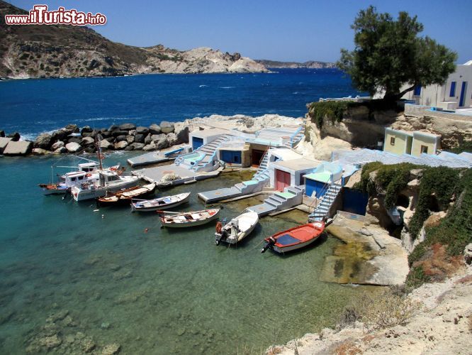 Immagine Mandrakia: le syrmata sono le tradizionali case dei pescatori costruite in riva al mare. Molte di quelle di Milos, ormai ristrutturate, sono destinate alla ricettività turistica. Qui siamo a Mandrakia, sulla costa settentrionale dell'isola. 