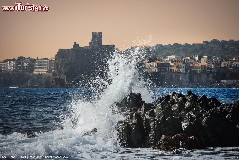 Immagine Mare impetuoso a Aci Castello, Sicilia. Sullo sfondo, palazzi e edifici di questa cittadina di quasi 20 mila abitanti  - © Alfio Finocchiaro / Shutterstock.com