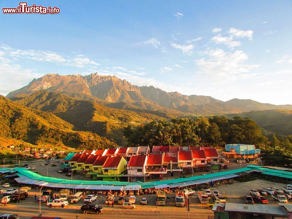 Immagine Il monte Kinabalu dalla città di Kundasang in Malesia - © Jason Thien / Wikimedia Commons