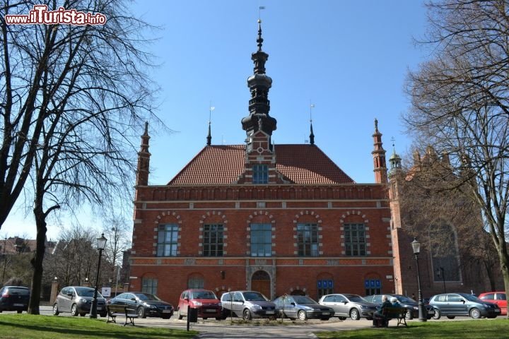 Immagine Municipio della Citta Vecchia: a Danzica, diversamente dalla maggioranza delle località nel mondo, la Città Vecchia è quella che si trova al di fuori delle mura. Il Ratusz Starego Miasta è il Municipio del quartiere, costruito con un evidente stile manierista fiammingo.