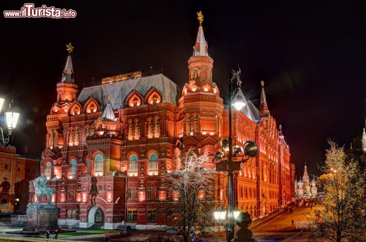 Immagine Museo di Storia sulla Piazza Rossa di Mosca, Russia - E' collocato fra la Piazza Rossa e quella del Maneggio questo museo statale di storia fondato nel 1872 da Ivan Zabelin e Alexsey Uvarov. Fra le opere esposte anche una barca estratta dal fondo del Volga e manufatti in oro risalenti al periodo scita © Reidl / Shutterstock.com