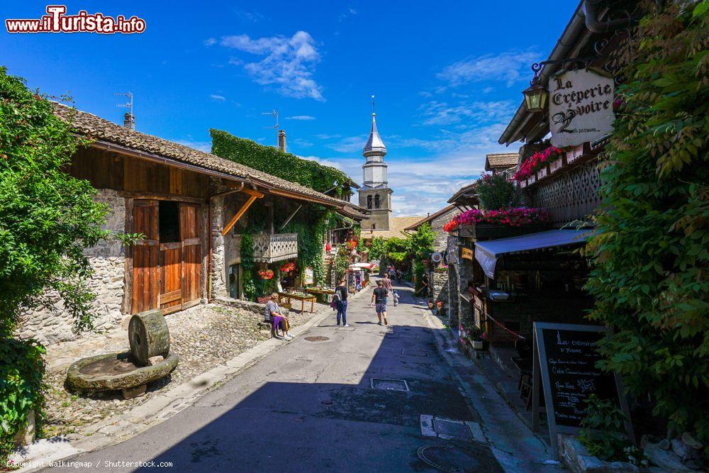 Immagine Lo scorcio di una strada nel caratteristico borgo di Yvoire, in Francia - © Walkingmap / Shutterstock.com