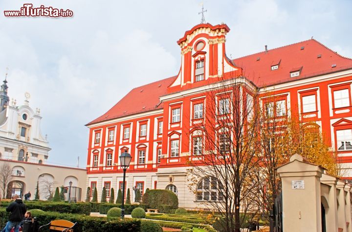 Immagine Ossolineum di Breslavia, Polonia - E' uno dei più grandi complessi barocchi della Slesia che unisce sapientemente le caratteristiche di una residenza municipale e di un maestoso palazzo. L'Ossolineum è un celebre centro della cultura polacca grazie soprattutto ad una biblioteca molto ricca che ospita manoscritti, libri antichi e riviste del XIX° e XX° secolo © eFesenko / Shutterstock.com