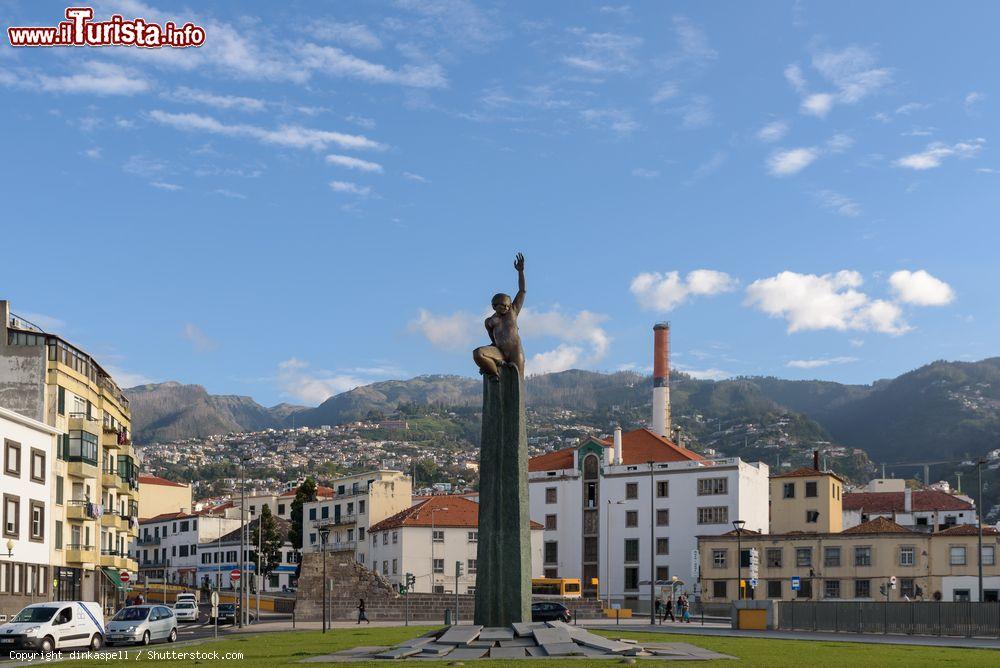 Immagine Praça da Autonomia nella città di Funchal. Il monumento realizzato da Ricardo Velosa celebra l'autonomia di Madeira - foto © dinkaspell / Shutterstock.com