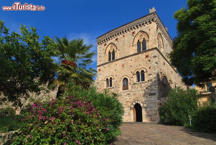 Immagine Palazzo medievale nelle strade di Taormina, Sicilia. Riccamente decorata e immersa nella vegetazione, questa splendida dimora signorile è una delle tante che si possono incontrare andando alla scoperta della città.