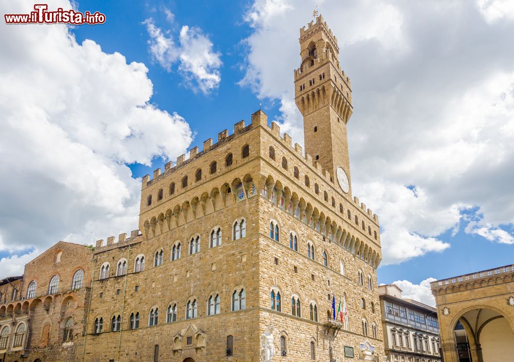 Immagine Palazzo Vecchio, fotografato da Piazza della Signoria, il cuore politico di Firenze (Toscana).