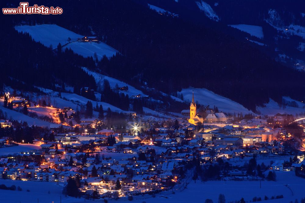 Immagine Panorama by night di Radstadt, Austria. Questa pittoresca località di villeggiatura si trova in una valle soleggiata fra i Tauri di Radstadt a sud e il massiccio del Dachstein a nord.