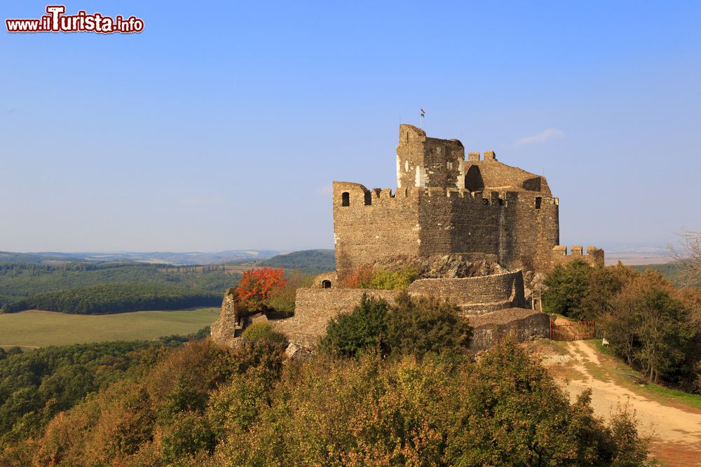 Immagine Panorama del castello fortificato di Holloko, Ungheria. A circondarlo una natura rigogliosa dai colori autunnali.