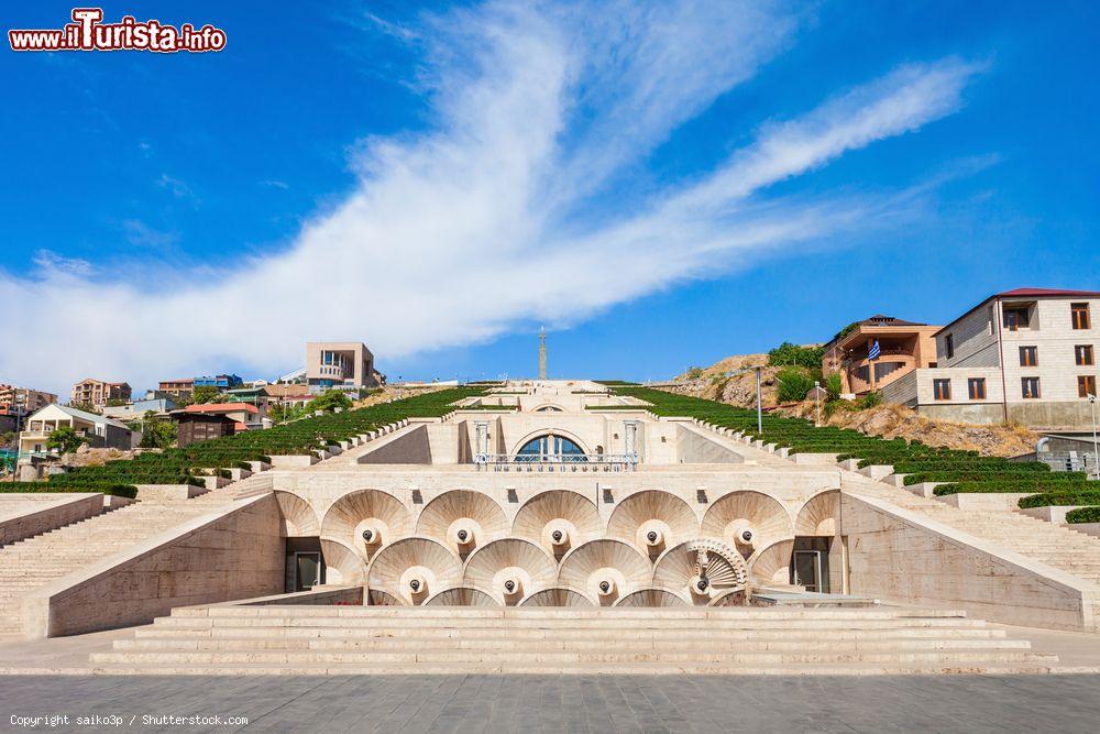 Immagine Panorama della Cascade, la gigante scalinata di Yerevan, Armenia. All'interno si trova il museo d'arte Cafesjian - © saiko3p / Shutterstock.com