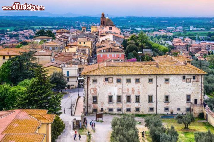 Immagine Panorama di Castiglione del Lago, Umbria - Veduta dall'alto di questo bel borgo umbro del comprensorio del Lago Trasimeno © leonori / Shutterstock.com