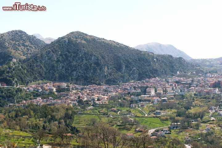 Immagine Il panorama della cittadina di Lauria, il centro più importante della Lucania tirrenica, nella Basilicata di sud-ovest - © Mariano e Giuseppe Schettini - CC BY-SA 3.0 - Wikipedia