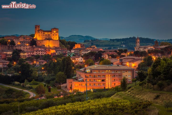 Immagine Panorama notturno del castello di Longiano, Emilia Romagna, Italia. Il castello malatestiano del 1200, recentemente restaurato. Il borgo di Longiano è caratterizzato anche dal Teatro Petrella costruito nel 1876 - © GoneWithTheWind / Shutterstock.com