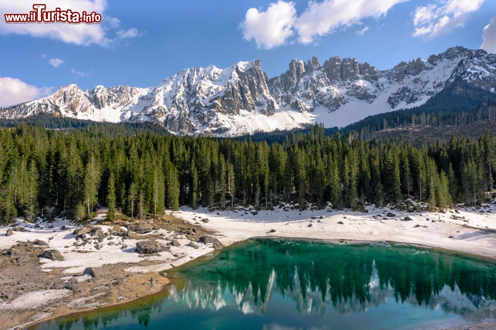 Immagine Panorama primaverile dell'incantevole lago di Carezza e il Massiccio del Latemar sullo sfondo (Trentino Alto Adige).