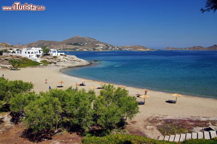 Immagine E' ideale per fare snorkeling la spiaggia Piperi di Paros, Grecia. Nei pressi della città di Naoussa questa spiaggia serpeggia a circa 50 metri fra la strada principale e il centro cittadino, a poco meno di 250 metri dal porto. Ideale per gli appassionati di snorkeling, Piperi è una stretta lingua di sabbia a forma di mezzaluna racchiusa fra rocce e affacciata su acque trasparenti - © Bgabel / wikipedia.org