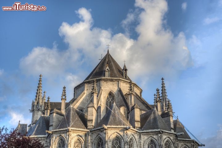 Immagine Particolare dell'abside della Cattedrale di Santa Valdetrude di Mons, in Belgio. Costruito in stile gotico, l'edificio religioso venne progettato dall'architetto Matthijs de Layens - © Anibal Trejo / Shutterstock.com