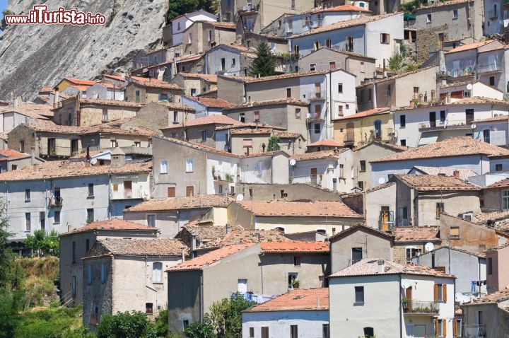 Immagine Particolare del cuore del centro del borgo di pietrapertosa, che si trova a poco più di 1000 metri di altitudine tra le montagne della Basilicata centrale - © Mi.Ti. / Shutterstock.com