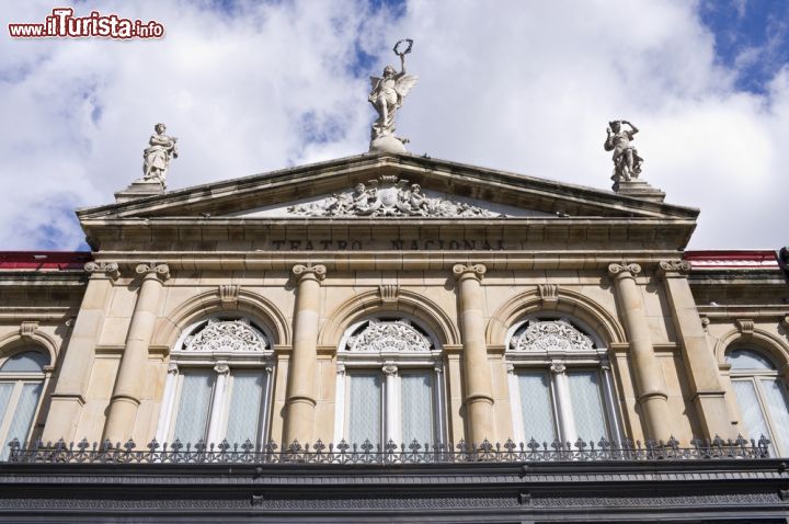 Immagine Particolare della facciata del Teatro Nazionale di San José, Costa Rica. Decorazioni scultoree impreziosiscono la facciata del teatro costruito in stile neoclassico - © Joe Ferrer / Shutterstock.com