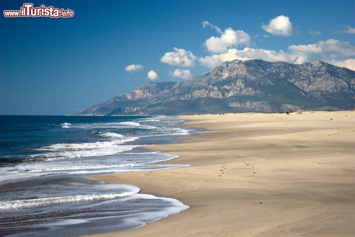 Immagine Patara, la spiaggia delle tartarughe (Turchia). Apprezzata per la sua celebre spiaggia di sabbia soffice lunga 18 chilometri e per la presenza di rovine storiche, Patara è diventata un'area protetta perchè le tartarughe depongono le uova proprio qui.