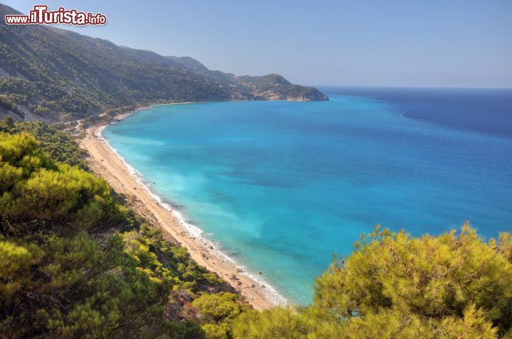 Immagine Pefkoulia Beach a Lefkada, Grecia - Sabbia finissima, acqua limpida e vegetazione rigogliosa per questo tratto di costa dell'isola che ospita la bella spiaggia di Pefkoulia © Cristina Trif / Shutterstock.com