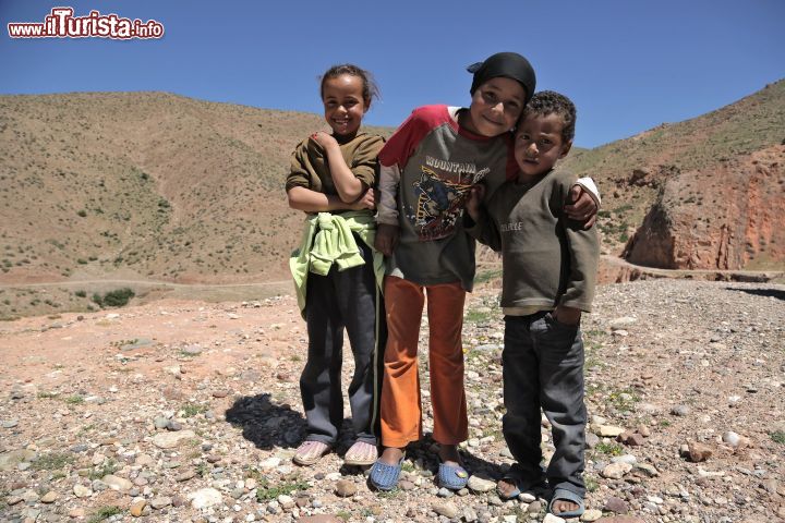 Immagine Bambini nella valle di Asni nei pressi di Marrakech, Marocco - E' il primo villaggio berbero che si incontra sulla strada che dalla città imperiale porta verso il passo di Tizi-n-Test: Asni, circondata da bei frutteti, vanta un'interessante kasbah dalle mura rossastre e ha diverse mulattiere che risalgono l'altipiano. In questa immagine, alcuni dei piccoli abitanti di questa valle