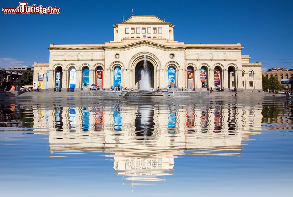 Immagine Piazza della Repubblica a Yerevan, Armenia. In quest'area, che comprende 5 grandi strutture costruite fra il 1925 e il 1950, si trova anche una fontana musicale che crea coreografie d'acqua in sincronia con la musica.