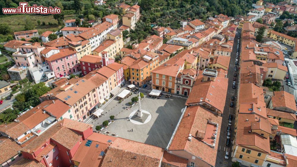 Immagine Piazza Mercurio vista dall'alto, siamo nel centro storico di Massa in Toscana