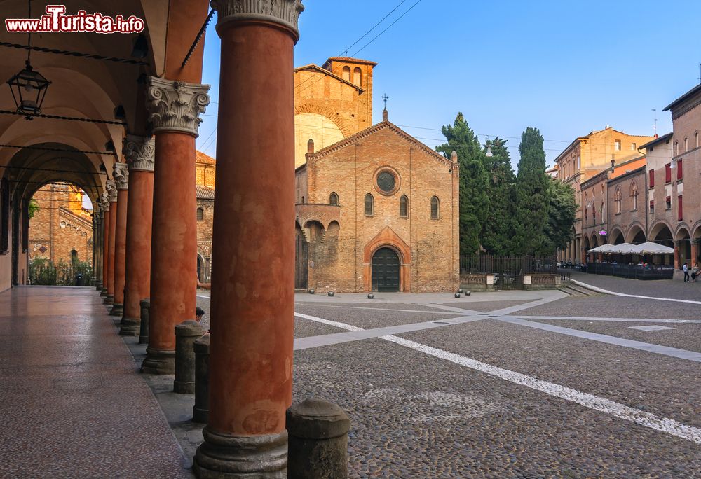 Immagine Piazza Santo Stefano al tramonto, centro di Bologna