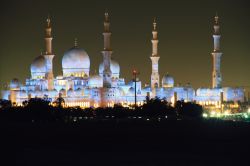 Ammirando da lontano il centro di Abu Dhabi spicca ...